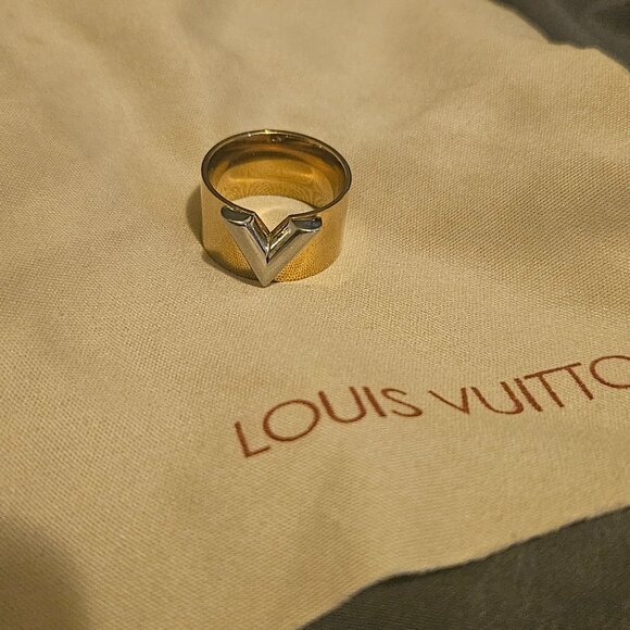 Louis Vuitton Essential V Ring - Picture 4 of 5